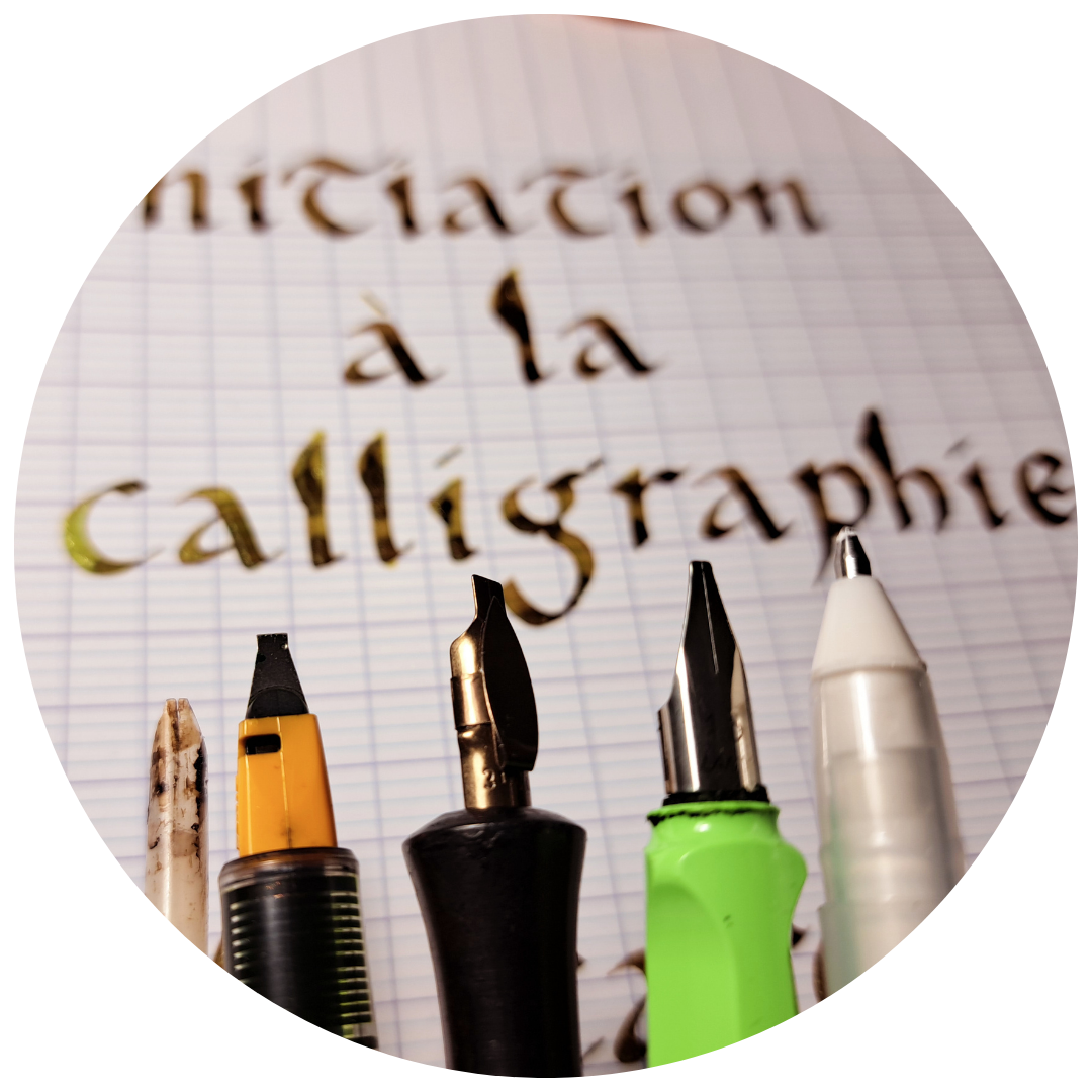 Papier, encre et stylos de calligraphie. Détails de l'atelier de