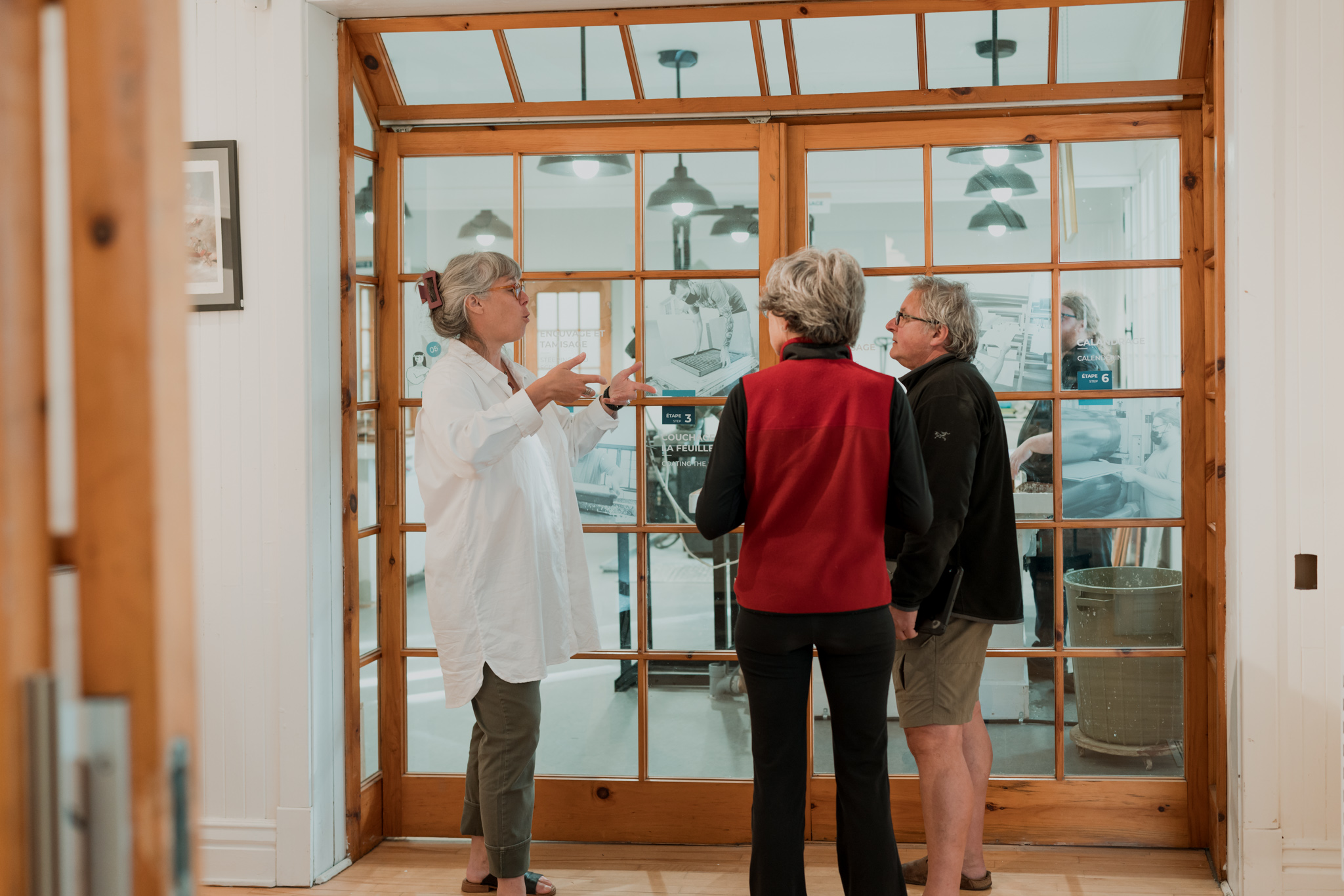 Visite de la Papeterie Saint-Gilles à des clients dans le hall du bâtiment