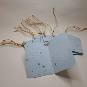 Carte ouverte avec cordon