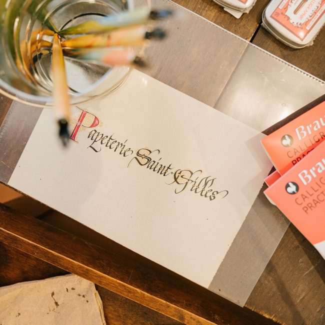 Gros plan sur accessoires de calligraphie