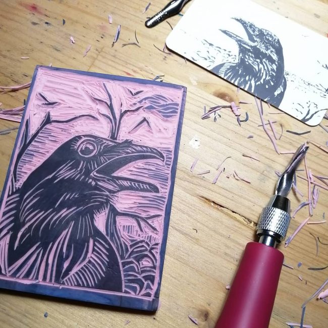 Gros plan sur accessoires et création avec technique de linogravure