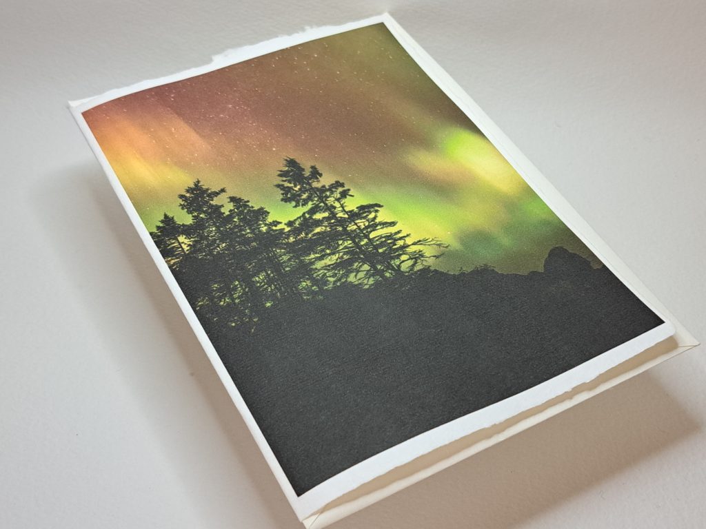 Carte avec impression photographique d'un paysage avec aurore boréale sur papier Saint-Gilles par Julien Vasseur